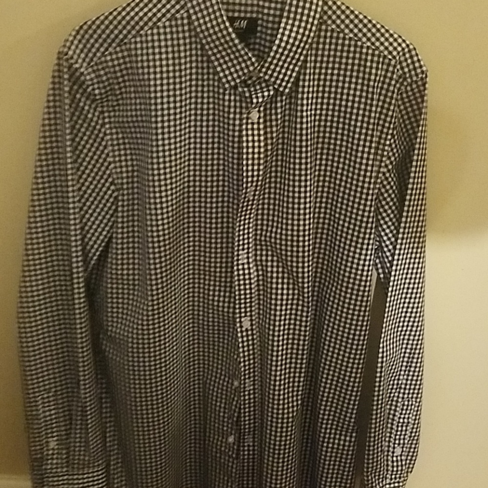 H&M Slim Fit Button Down.. Like New ✨🌟🌟